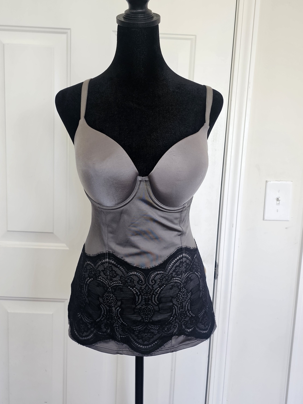 Flexees By Maidenform For Women Pretty Shapewear Lace Front Bustier. Size 38C